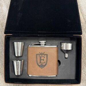 Flask Set in Storage Box with Accessories